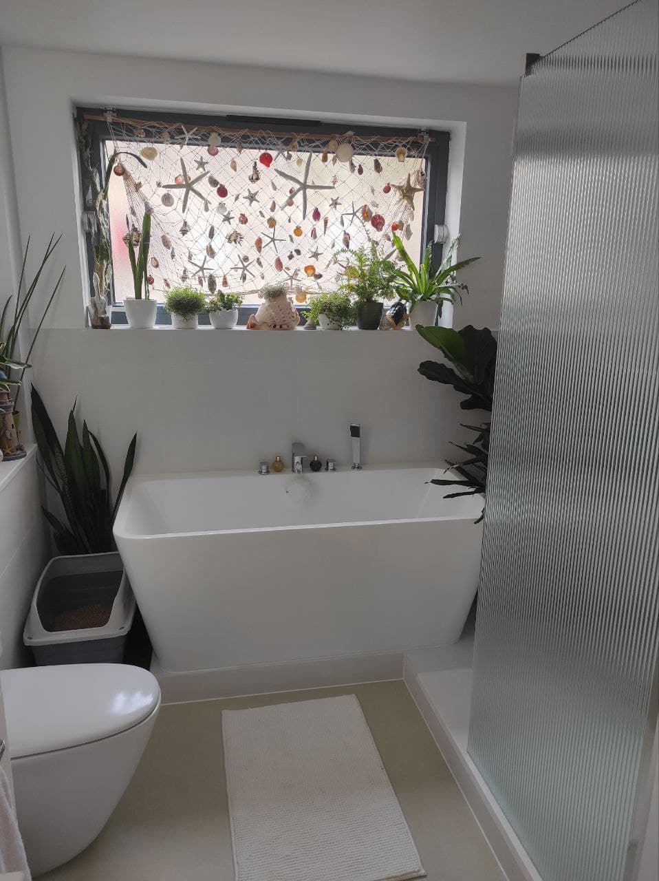 Modern Bathroom with Walk-in Shower & Underfloor Heatin